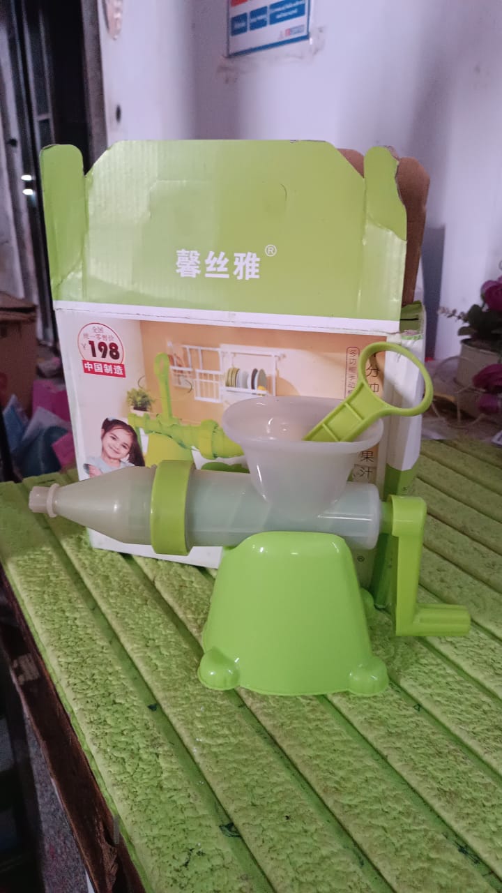 Manual Juicer Modern Plastic Fruit and Vegetable Juicer (1 Pc / Bowl Not Included) Manual Juicer Modern Plastic Fruit and Vegetable Juicer (1 Pc / Bowl Not Included)